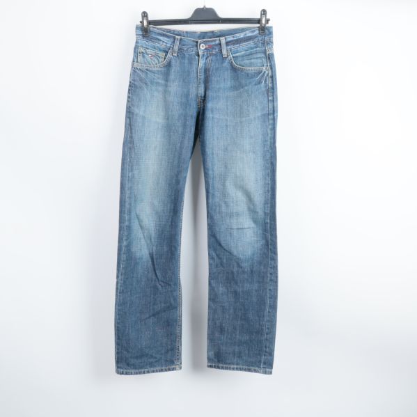Framsida av blå jeans