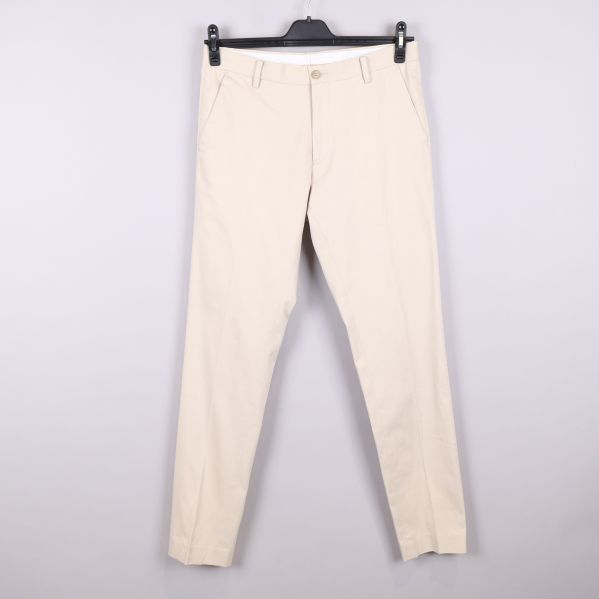 Beiga byxor framifrån, slim fit design
