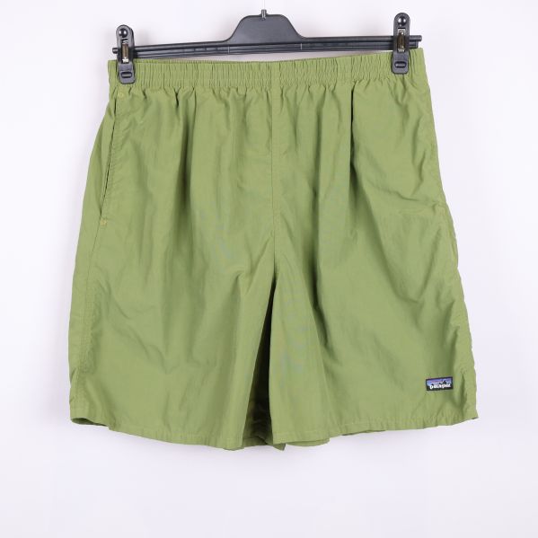 Gröna shorts framifrån på galge