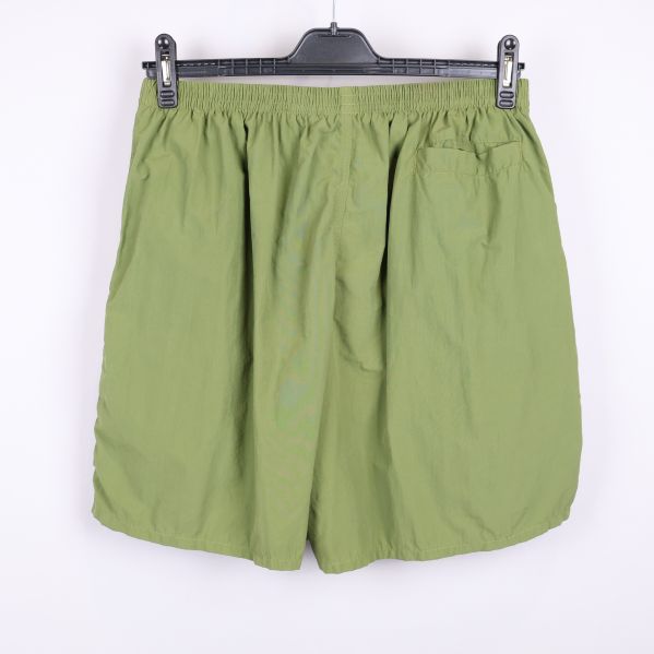 Gröna shorts bakifrån på galge