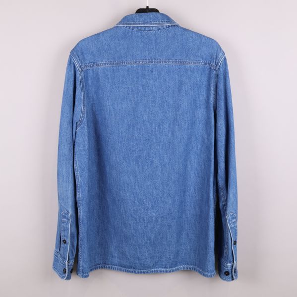 Baksida av blå denimskjorta med långärmad design