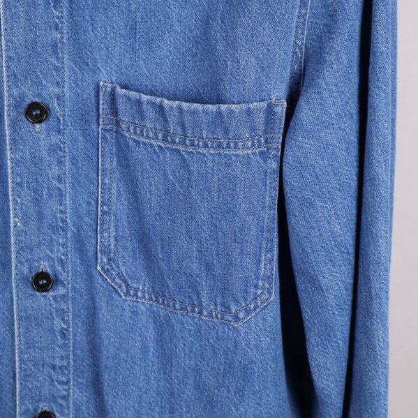 Bröstficka på blå denimskjorta