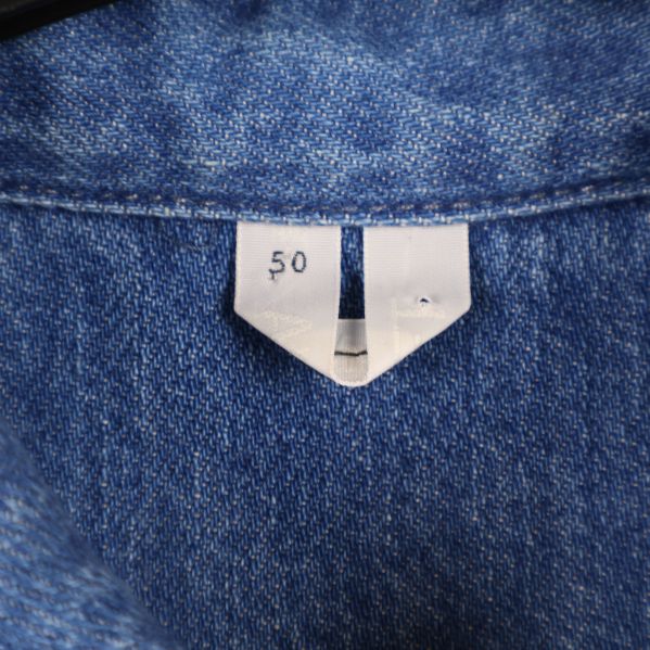 Etikett med storlek 50 på denimskjorta