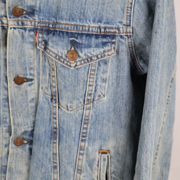 Närbild av fickdetalj på jeansjacka