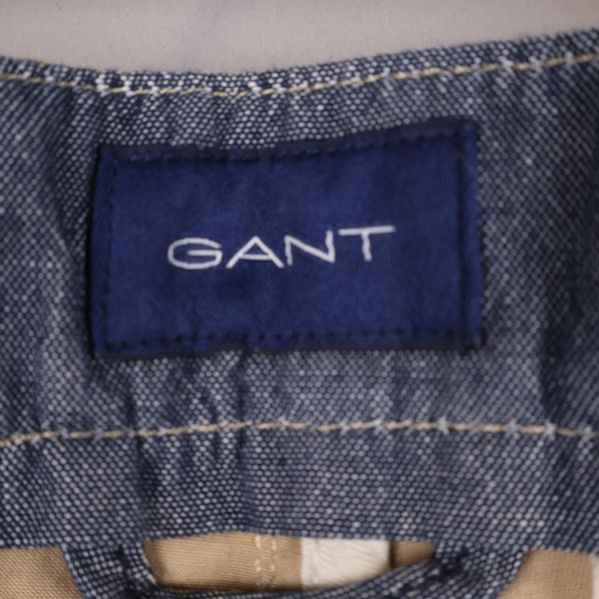 Gant etikett på beiga chinos