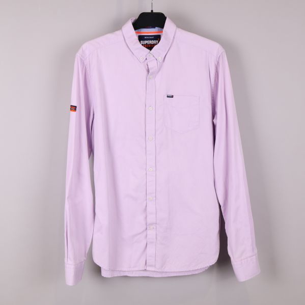 Framsida av ljuslila Superdry skjorta