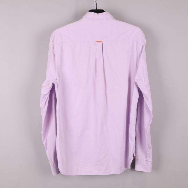 Baksida av ljuslila skjorta