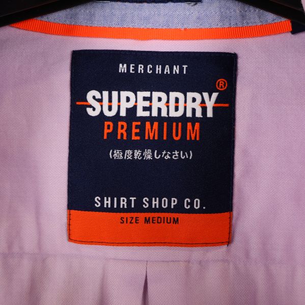Superdry logga på skjortans insida