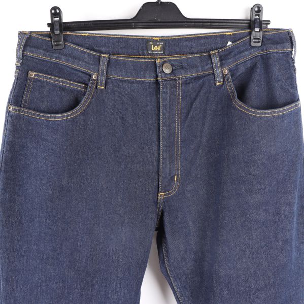 Närbild fram på jeansens dragkedja och fickor