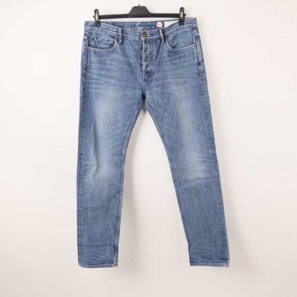 Framsidan av blå jeans