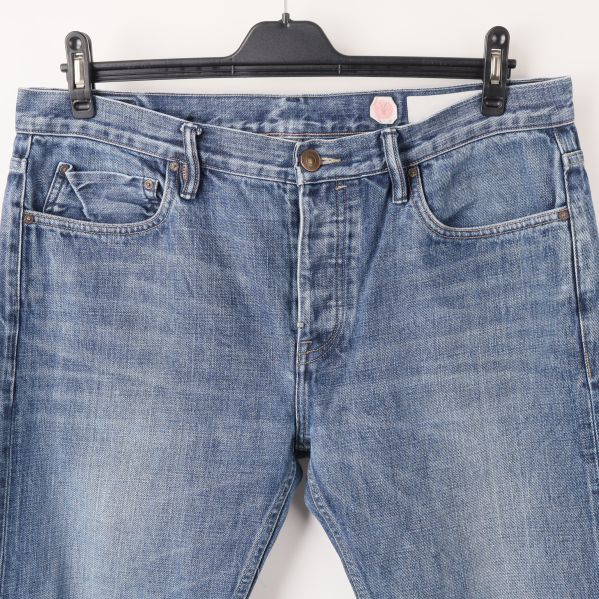 Detaljbild av jeans med knappar