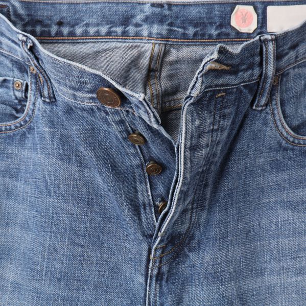 Framsida av jeans med gylf