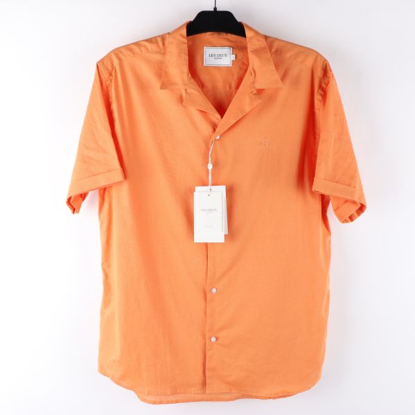 Orange kortärmad skjorta framifrån med etikett