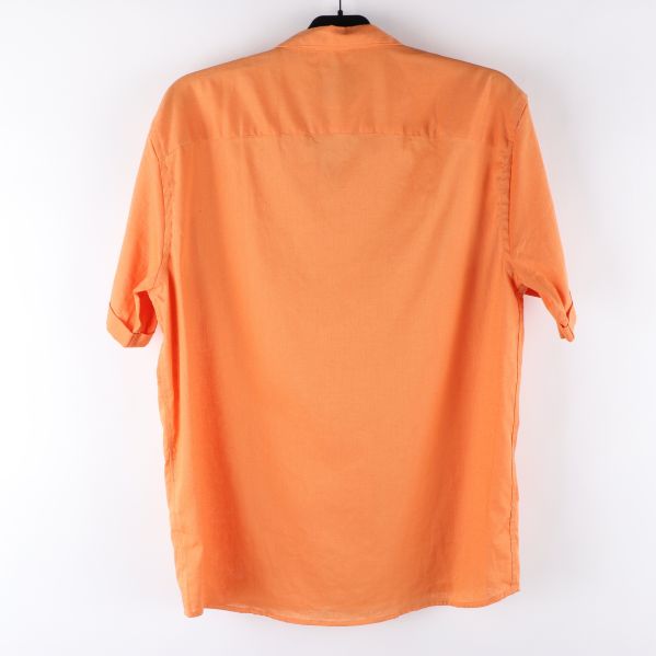 Baksidan av orange kortärmad skjorta