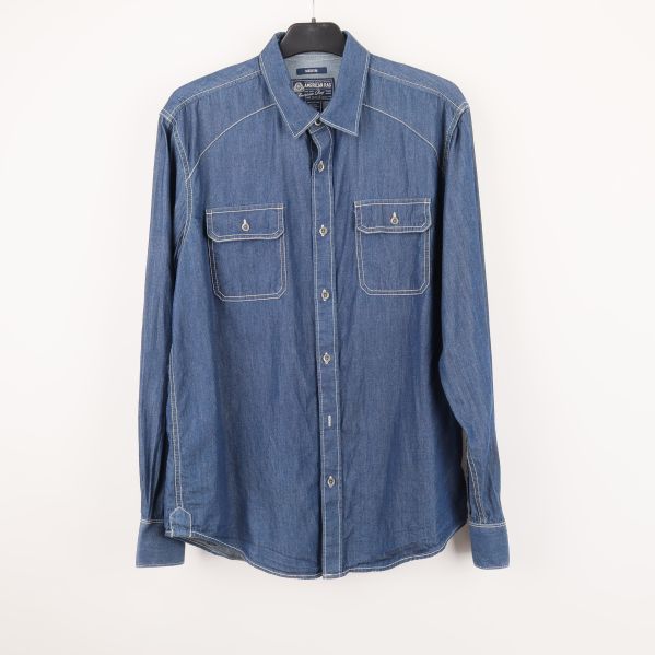 Blå jeansskjorta med långa ärmar och bröstfickor