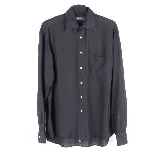 Svart skjorta med klassisk design Framifrån, svart skjorta med knappar