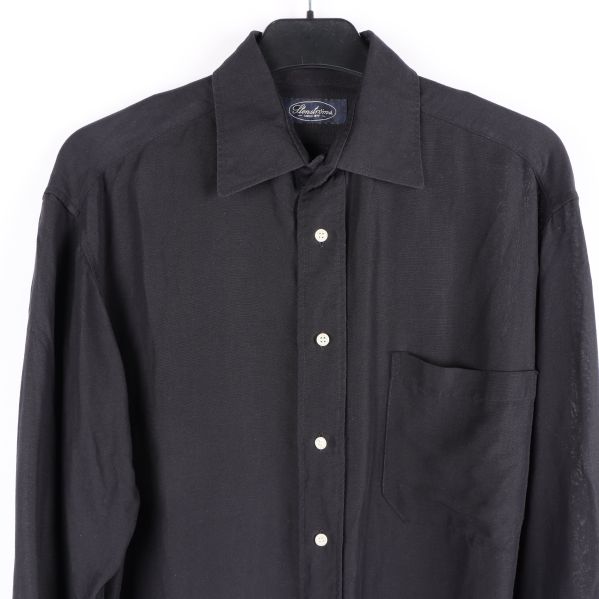 Klassisk krage och knappar Närbild av skjortans knappar och krage