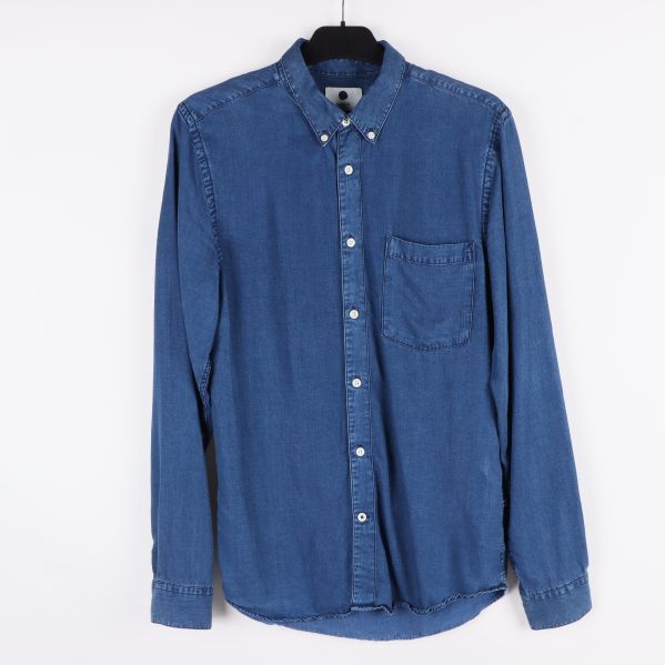 Blå denimskjorta framifrån, med ficka