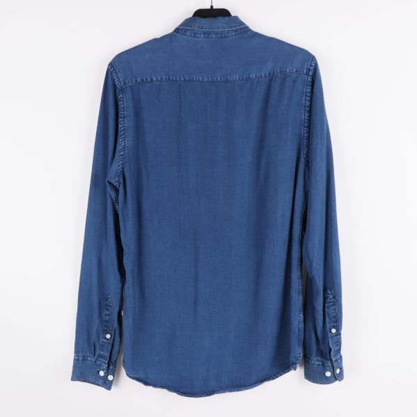 Blå denimskjorta bakifrån 