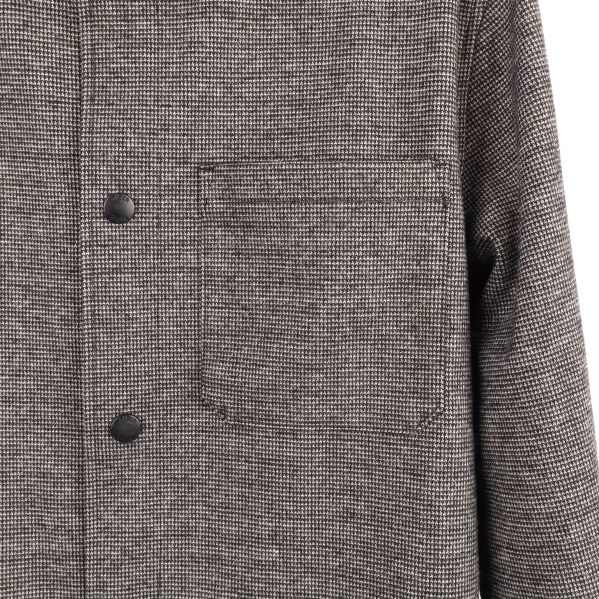 Bröstficka och knapp, detaljbild Detaljbild av skjortans bröstficka och knapp