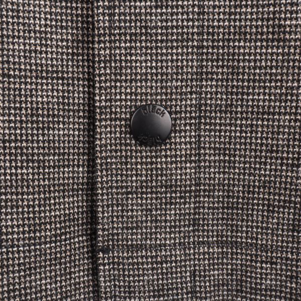 Knappdetalj skjorta Närbild av skjortans knapp