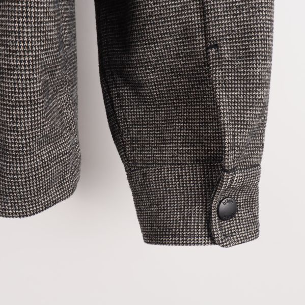 Ärm med knappdetalj Detaljbild av skjortärm med knapp