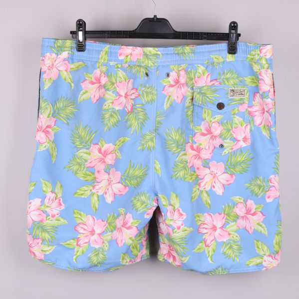 Närbild av bakficka på blommigt badshorts
