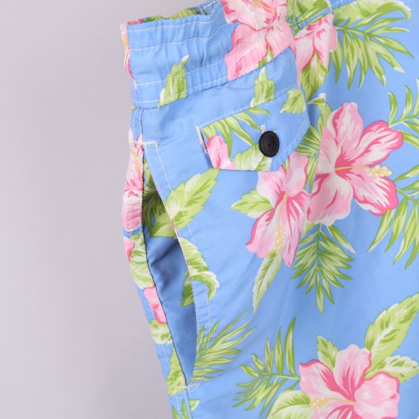 Sidoöppning med knappdetalj på badshorts