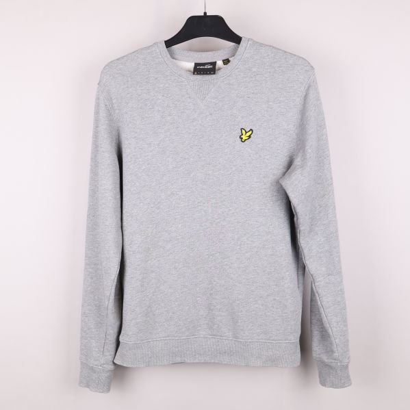 Grå sweatshirt framifrån med emblem