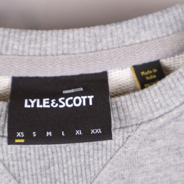 Lyle & Scott etikett på sweatshirtens insida