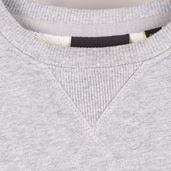 Detalj av kragens struktur på sweatshirt