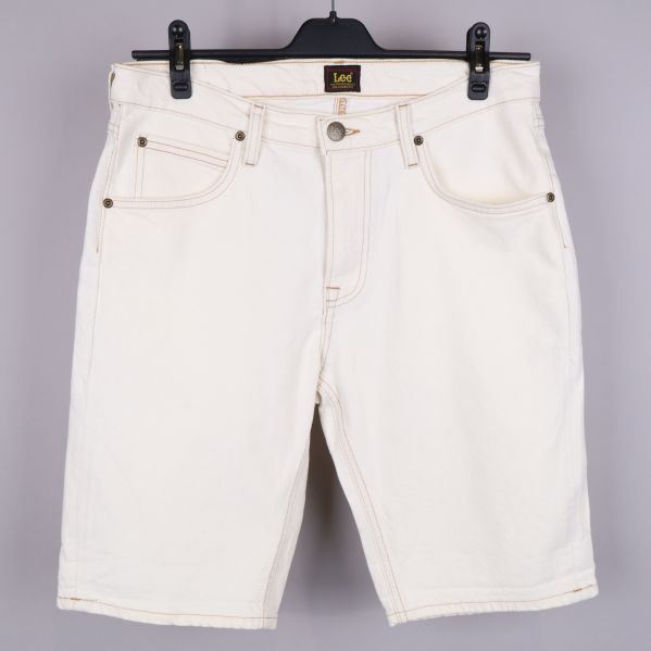 Framsida av vita jeansshorts med fickor och knapp