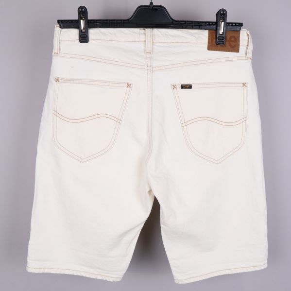 Baksida av vita jeansshorts med två fickor