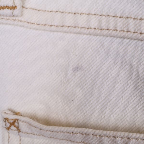 Närbild på grå fläck på vit textil