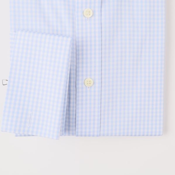 Knäppningen på rutig skjorta Närbild av knäppningen