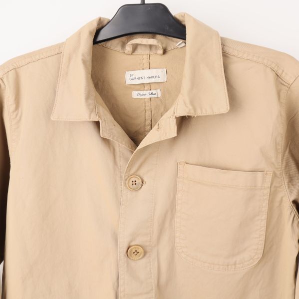 Skjortjacka framifrån med översta knapparna öppna