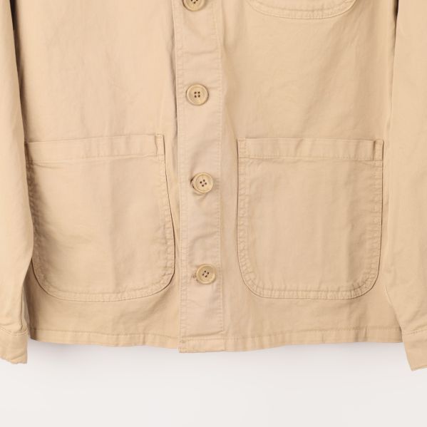 Detaljbild av fickor och knappar på skjortjackan