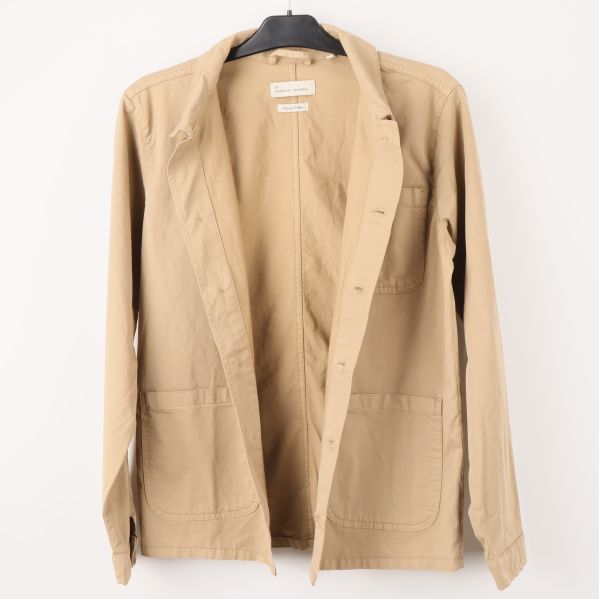 Beige skjortjacka öppen, framifrån