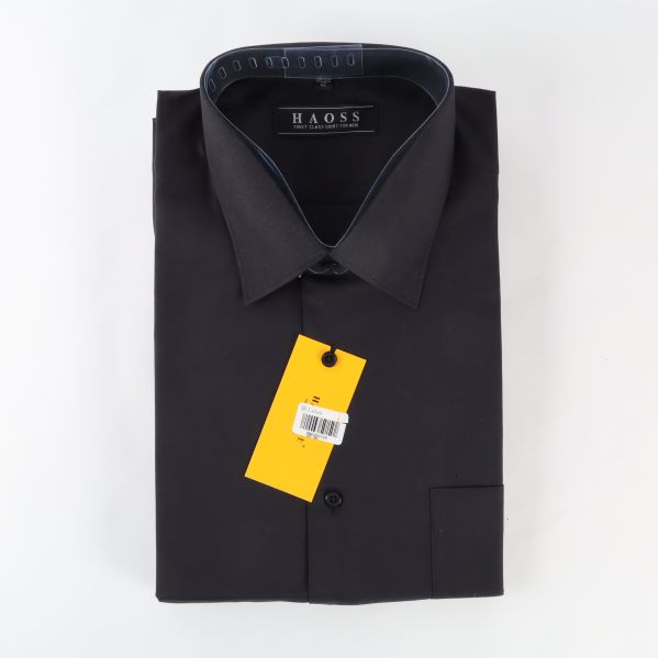 Svart skjorta med produktlapp kvar