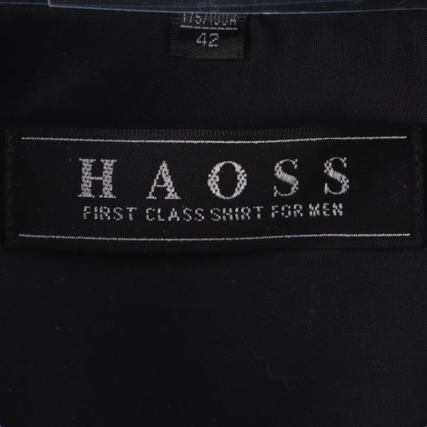 Märkesetikett på insidan av kragen