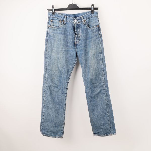 Framsidan av blå Levi's jeans 