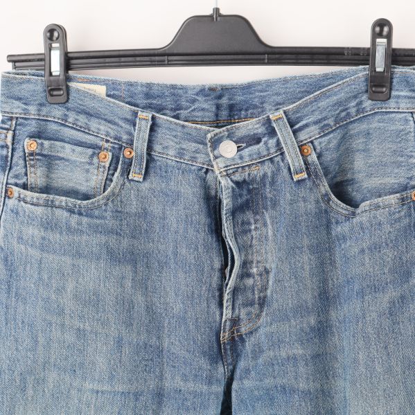 Närbild på midjeområdet av Levi's jeans