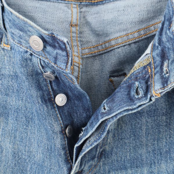 Närbild på Levi's jeans med knäppning