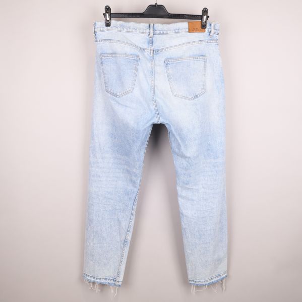 Baksida av ljusa jeans med två bakfickor