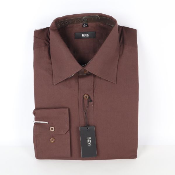 Brun skjorta med etikett Brun skjorta med krage och etikett