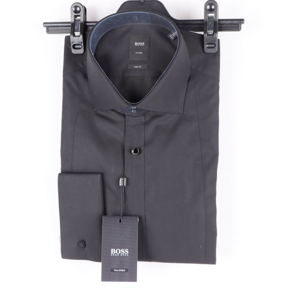 Svart skjorta i slim fit Svart skjorta i slim fit, hopvikt med etikett