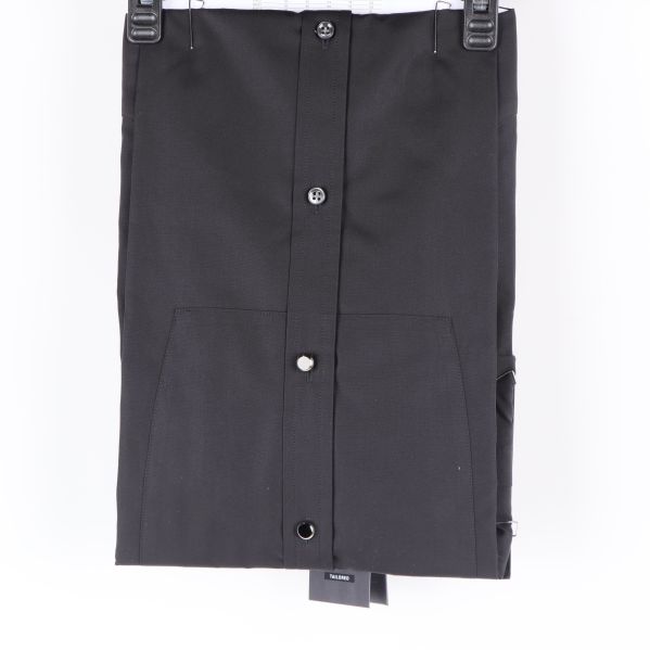 Knäppning på skjortan Baksidan av svart skjorta med knäppning