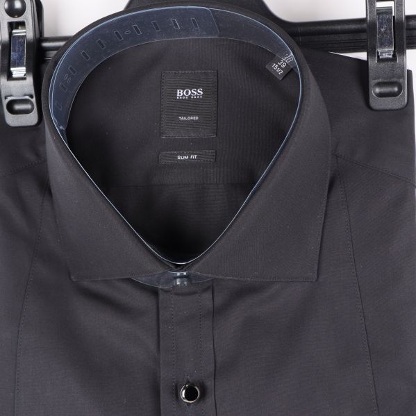 Närbild på kragen och märket Närbild på kragen och märkets etikett