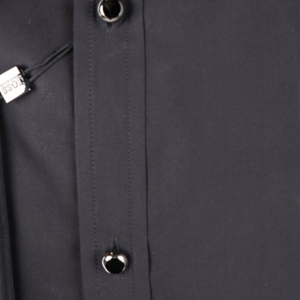 Detaljbild på knappar och sömmar Närbild på skjortans knappar och sömmar