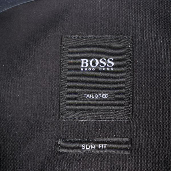 Etikett med märket och passformen Etikett visar märket: Hugo Boss och slim fit